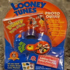 BRAND NEW LOONEY TUNES PHOTO OUTFIT WITH CAMERA, PHOTO ALBUM, AND STICKERS
